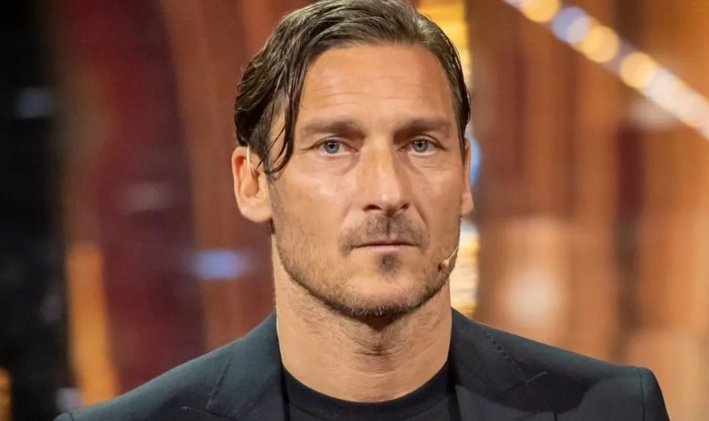 Francesco Totti e Noemi, la donna sfoggia l’anello di fidanzamento 1