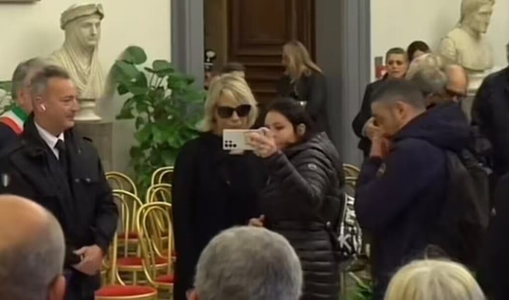 Maria De Filippi, le chiedono le foto nella camera ardente 2