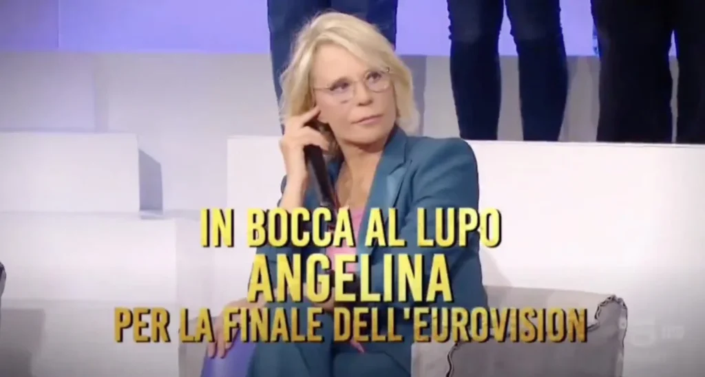 Amici, il gesto del Talent per Angelina Mango 2