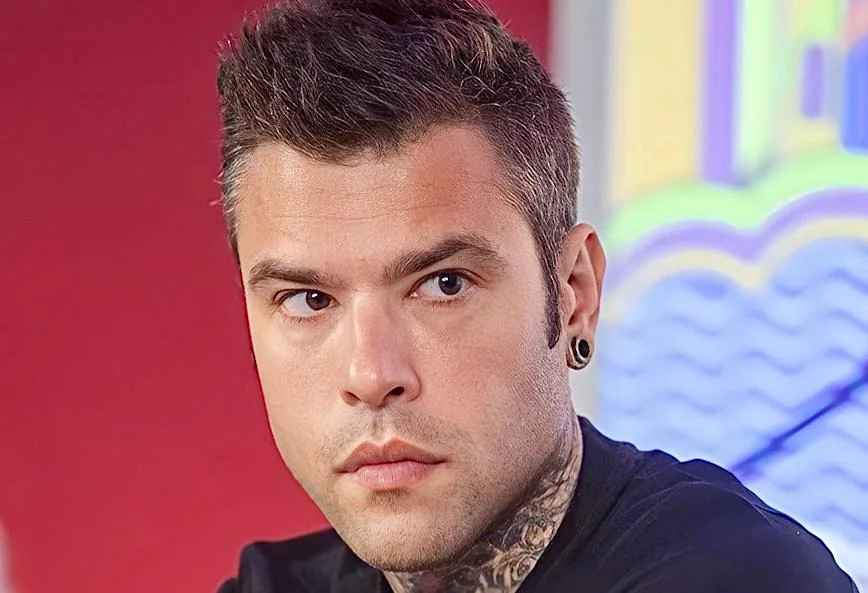 Fedez beccato in discoteca mentre bacia un altra ragazza 1