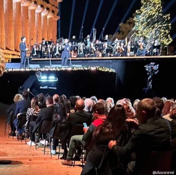 Il volo registra il concerto di Natale in pieno Agosto, pubblico vestito con indumenti invernali 2