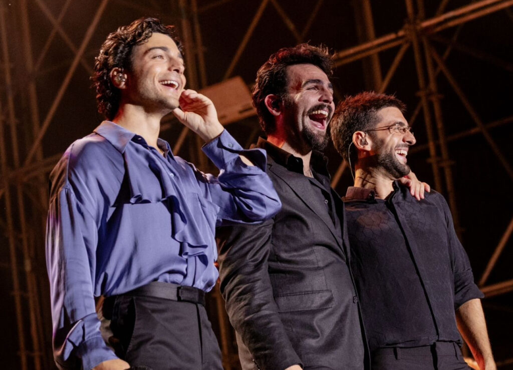 Il volo registra il concerto di Natale in pieno Agosto, pubblico vestito con indumenti invernali 1